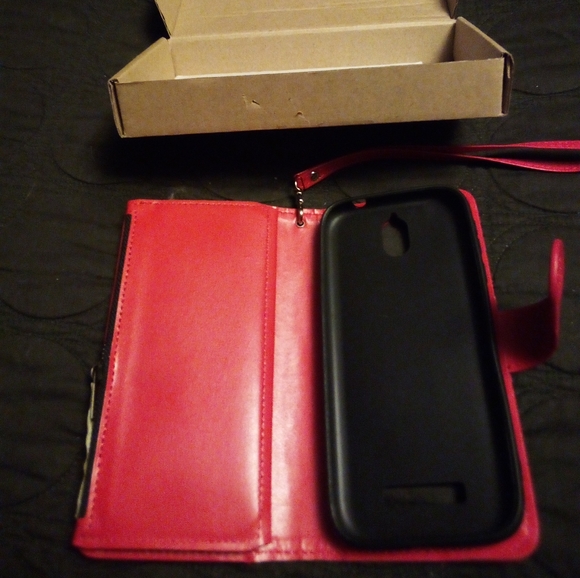 Embossed cell phone case - Picture 3 of 5